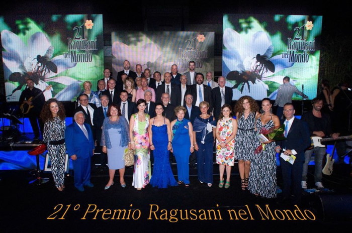 RAGUSANI NEL MONDO: SUCCESSO PER LA CERIMONIA DI CONSEGNA DEI PREMI. FORSE LA PIU’ BELLA EDIZIONE DI SEMPRE, IN UNA PIAZZA LIBERTA’ STRACOLMA DI GENTE