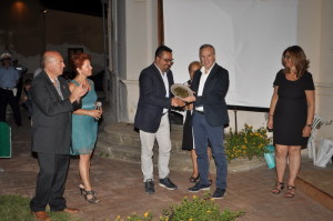 Santino Franchina consegna il Premio Proserpina a Ivan Scinardo