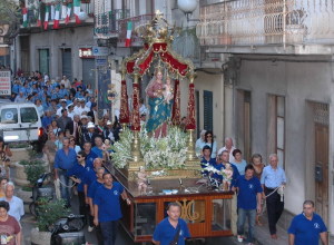 La processione per le vie della città