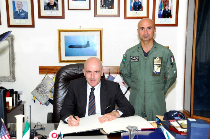 Il sottosegretario di Stato On. Gioacchino Alfano in visita alla Base Aerea di Sigonella del 41 Stormo