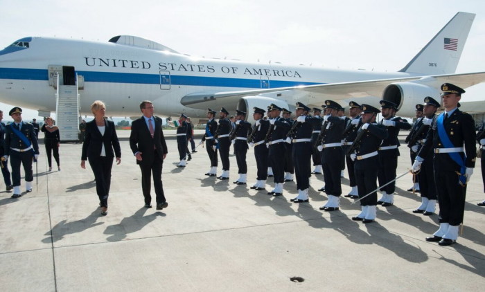 Il Ministro Pinotti in visita alla Base Aerea di Sigonella