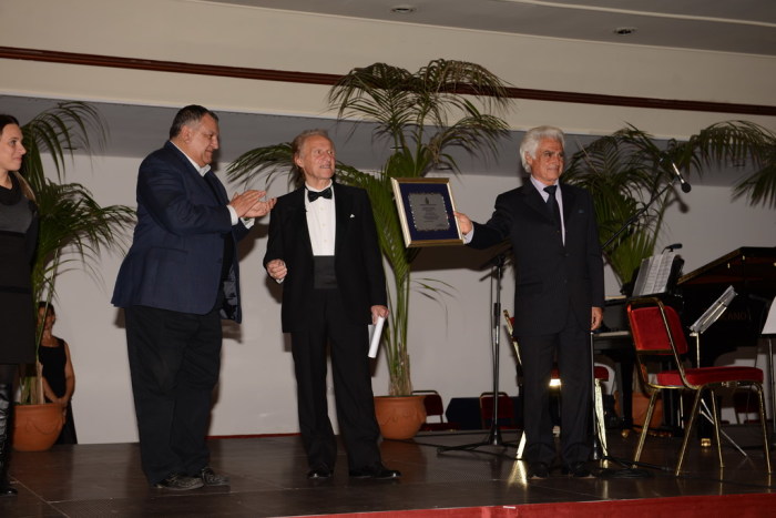Al concerto di fine anno di Giardini Naxos premio alla carriera per il tenore taorminese Aldo Filistad
