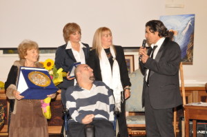 Il ringraziamento di Luigi Centra ad Angela Lombardo dopo la consegna della tessera di socio onorario dell'associazione  "Mea Lux" 