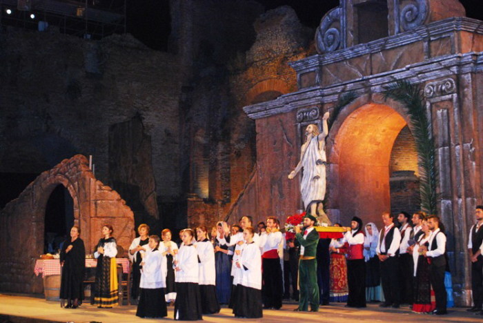 Taormina opera stars – Trenta minuti di applausi per “Cavalleria” all’insegna della tradizione, mercoledì 24 premio alla carriera al soprano Bonfadelli e poi “Tosca”