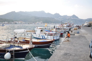 Barche ancorate al molo di Naxos