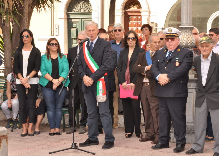 Giardini Naxos celebra il 4 novembre ricordando i morti di tutte le guerre, un monito per gli studenti presenti ai quali è stata consegnata una fascia tricolore e la Costituzione italiana