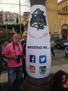 Il fotoreporter Mario Gulliermo uno dei soci assiemem al banner di Sicilia Cori Miu