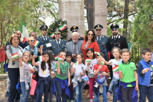 avv. Silvana Paratore, Cavaliere Domenico Gerbasi con gli appartenenti alle Forze Armate e gli studenti partecipanti alla cerimonia di commemorazione patriottica