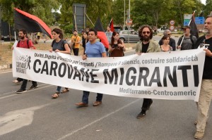 Lo striscione di Carovane Migranti