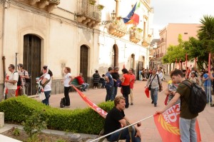 Manifestanti davanti al Municipio