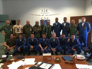 I piloti delle Frecce Tricolore all'86° Cae (Centro di formazione equipaggi del 41° Stormo di Sigonella) assieme ad aviatori della base catanese