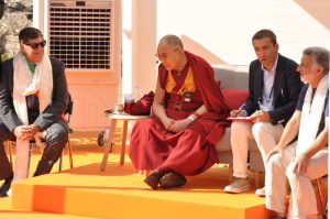 L'interprete traduce i saluti del Dalai Lama 