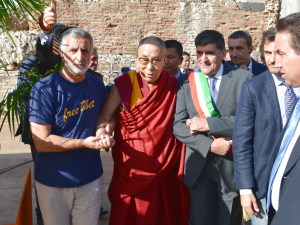 L'arrivo del Dalai Lama al Teatro di Taormina accompagnato da Renato Accorinti e Eligio Giardina