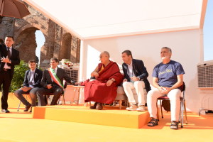 I due sindaci sul palco con il Dalai Lama