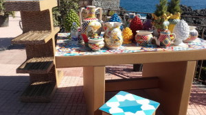 Il tavolo dei designers del cartone con le ceramiche di Stefania Alberici