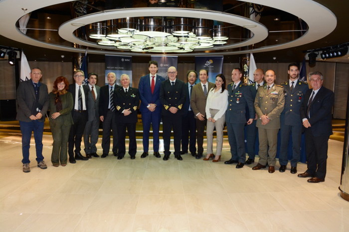 “L’italianità nel mondo” nella targa dell’Associazione culturale ItaliAmerica donata nel MAIDEN CALL a bordo della MSC SEASIDE e scambio dei crest