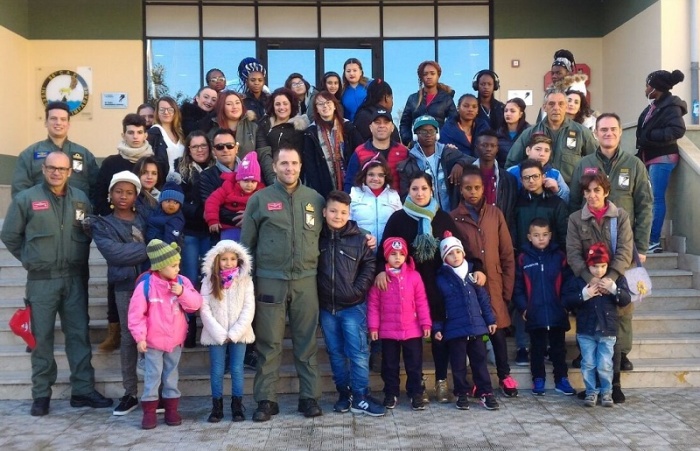 Natale sotto il segno della solidarietà al 41° Stormo di Sigonella: i doni di Babbo Natale ai bambini e raccolta fondi per la lotta alla distrofia muscolare