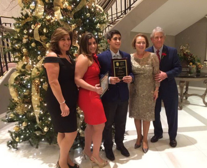 Festeggiato il 15° anniversario dell’Augusta Boston Club. L’inno nazionale Italiano e quello Americano è stato cantato e suonato da Enzo Amara