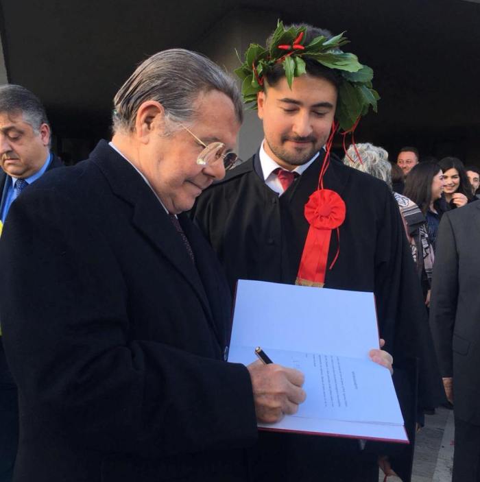 Grande apprezzamento della commissione di esami per “La paralisi sopranucleare progressiva e il rapporto medico-paziente” l’originale tesi sperimentale di laurea del giovane medico Flavio Vecchio, di Giardini Naxos che si è laureto a Catania con 110 e lode