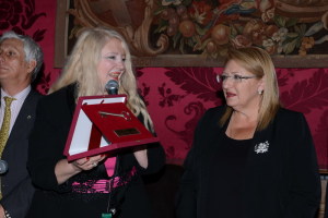 La Prof Cristina Tornali consegna il dono della "Chiave del Cuore" alla presidente di Malta