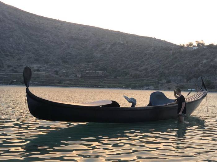 Una gondola a Pantelleria, l’incredibile iniziativa dell’Artista Marco Papa nel paradiso delle acque del Lago di Venere