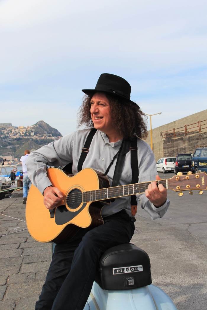 Il cantastorie Luigi Di Pino torna a cantare nella sua città. Domenica 26 agosto in piazza San Pietro a Riposto lo spettacolo “Peri lavati – Dedicato ai ripostesi”