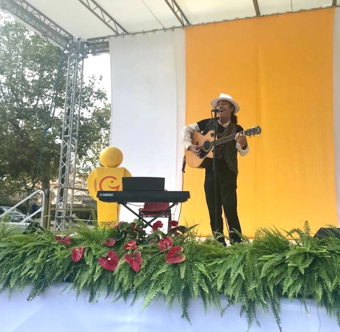 “Un’esperienza incredibile esibirsi davanti a tanta gente per il Papa”, le emozioni del Cantastorie Luigi Di Pino