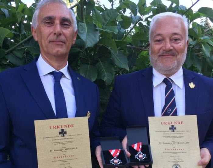 Croce Nera d’Austria a Giuseppe Minissale e Domenico Interdonato del gruppo Alpini Messina per il lavoro di ricerca sul Campo di Prigionia di Vittoria in Sicilia