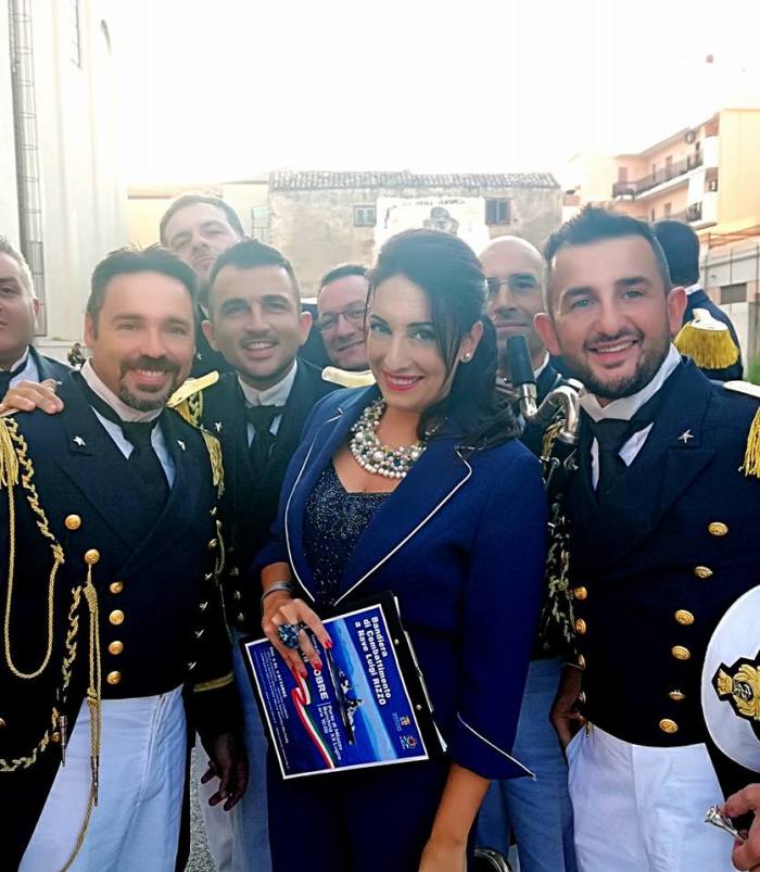 CALOROSA PARTECIPAZIONE AL CONCERTO DELLA BANDA MUSICALE DELLA MARINA MILITARE A MILAZZO PRESENTATO DA SILVANA PARATORE