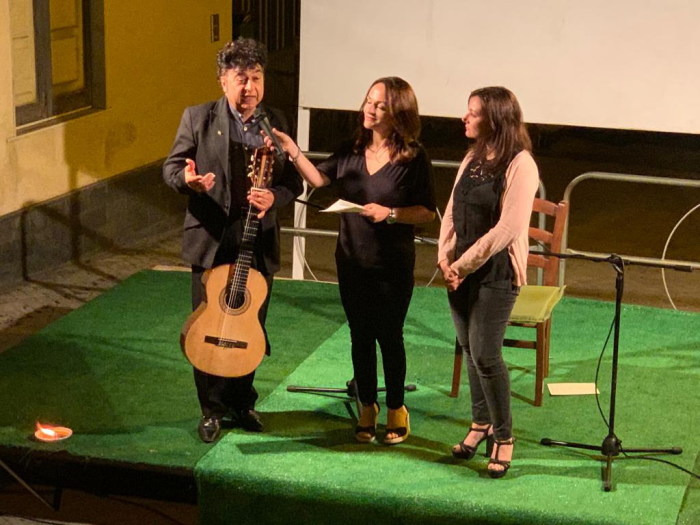 L’Alma Latina del Maestro Agatino Scuderi conquista il pubblico milese della rassegna culturale “Sulle fronde”