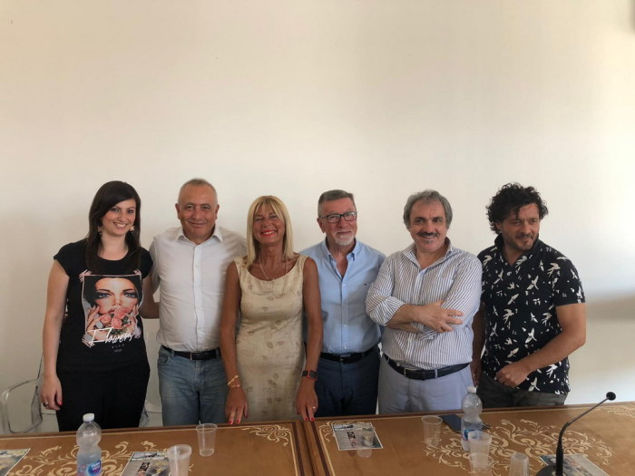 Presentato il XIII Premio “Angelo Musco”diretto da Mimì Scalia Premio alla Carriera a Mario Incudine. Targa alla Memoria a Gilberto Idonea. Omaggio teatrale ad Andrea Camilleri.