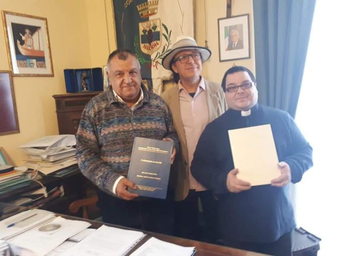 Il Cantastorie Luigi Di Pino dona al Comune di Giardini Naxos e, alla chiesa madre S. Maria Raccomandata il copione dello spettacolo dedicato alla Madonna Patrona della città andato in scena a settembre