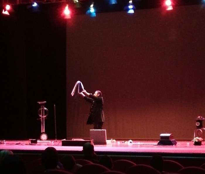 Al Teatro Mandanici di Barcellona Pozzo di Gotto l’illusionista Oscar Strizzi avvince la platea di famiglie e bambini