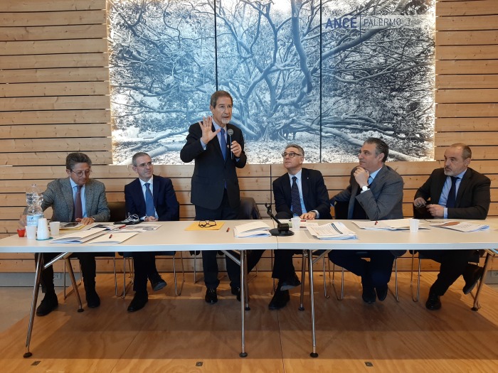 La crisi che stanno vivendo le imprese siciliane spinge il Governatore dell’Isola a chiedere al Governo nazionale un piano straordinario di investimenti pubblici