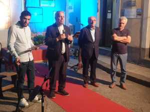 I saluti di Don Orazio Barbarino con accanto Michele Battiato e lo scultore Turi Azzolina