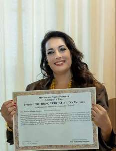 Silvana Paratore con l'attestato del Premio ricevuto