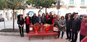 La foto di gruppo con la panchina rossa 