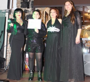 Le conduttrici della serata con una delle premiate: da sin. Anna Maria Garufi, Lucia Leotta e Simona Fichera