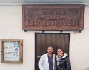 L'Operatore Tecnico Sanitario Antonio Gravina e la consigliera comunale Simona Fichera davati l'ingresso del Centro Anziani del Comune di Giardini Naxos 