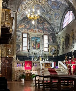 La navata centrale della chiesa di Sant'Agata a Brescia con la pala del Prata
