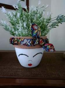 Un originale vaso colorato con fiori