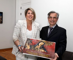 Il Sindaco di Cartagena D.a Noelia Arroyo riceve dal Prof. Langella l'Homenaje a la Virgen de la Caritad de Catagena