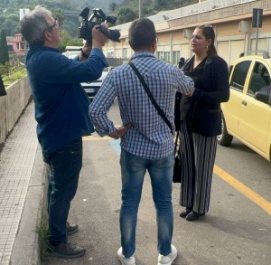 La consigliera comunale Simona Fichera intervistata dalla troupe della RAI