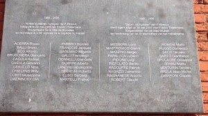 La lapide con i nomi dei morti di Bruxelles del 1985