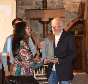La Presidente dell'Archeoclub premia il Cav. Nino Buda
