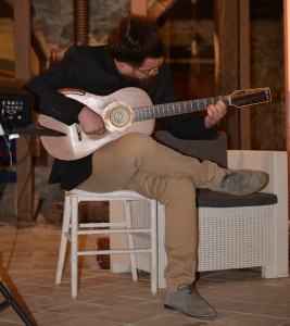 Giuseppe Braccio con la sua "chitarra battente"