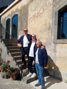 Da sx Helmuth Kocher, Giandranco Cinardi e Mario Coin in visita in una delle cantine 