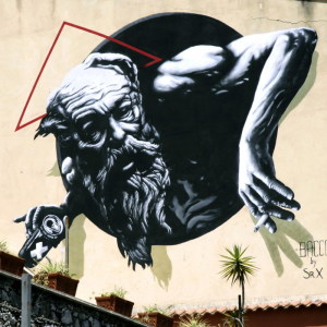 Una delle opere su un palazzo di Giardini Naxos