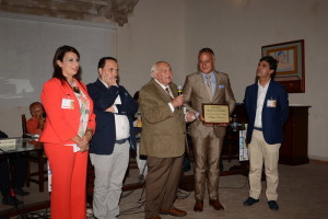 La consegna della targa