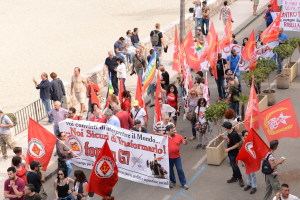 Il corteo degli antagonisti sul lungomare di Naxos